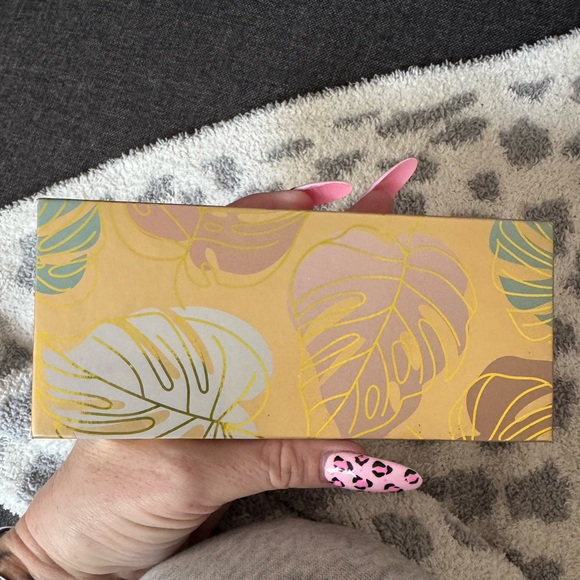 Pretty In Paradise Face & Shadow Palette - Picture 2 of 4